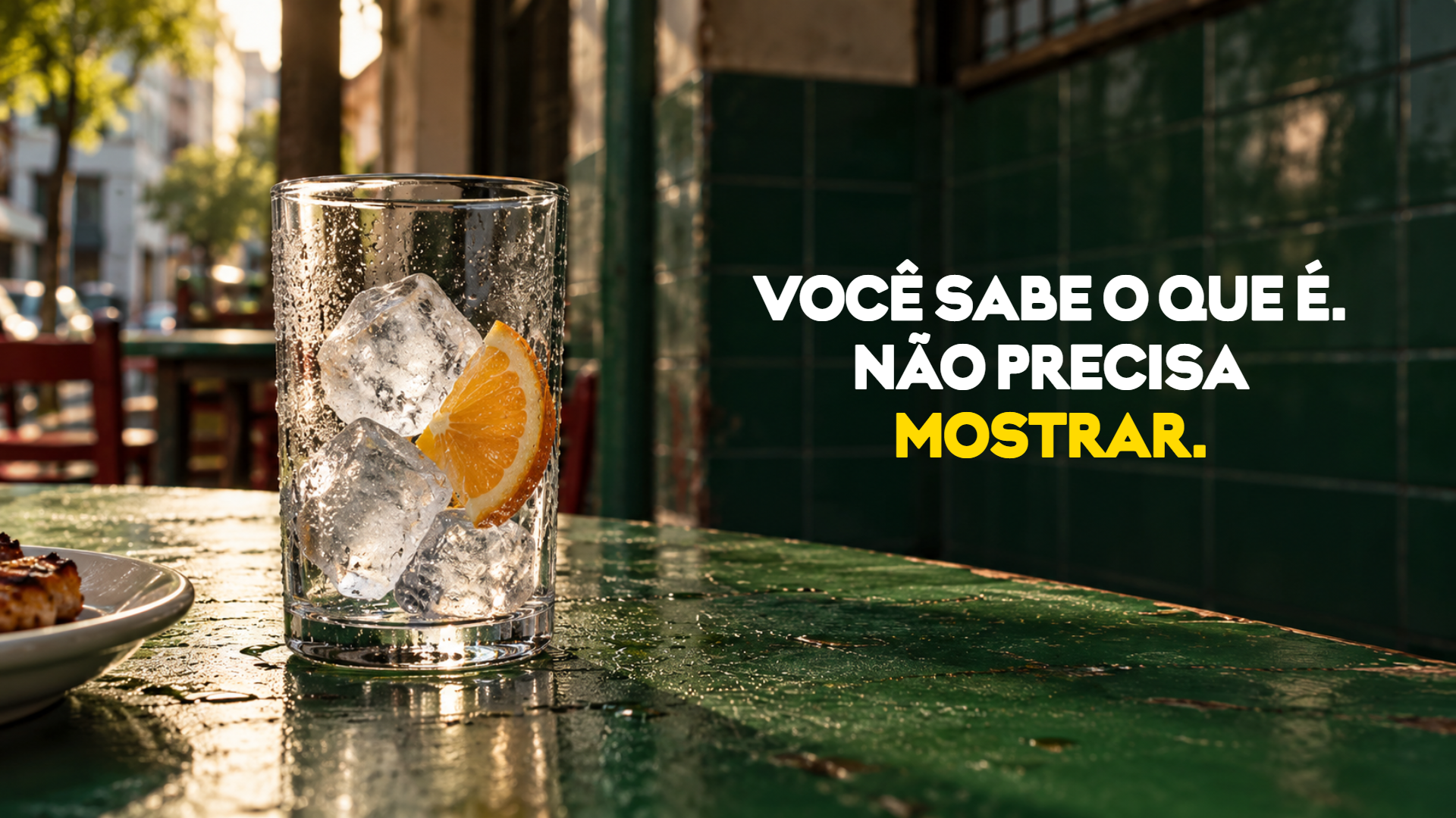 Copo com gelo e laranja em um restaurante. Você sabe o que é. Não precisa mostrar.