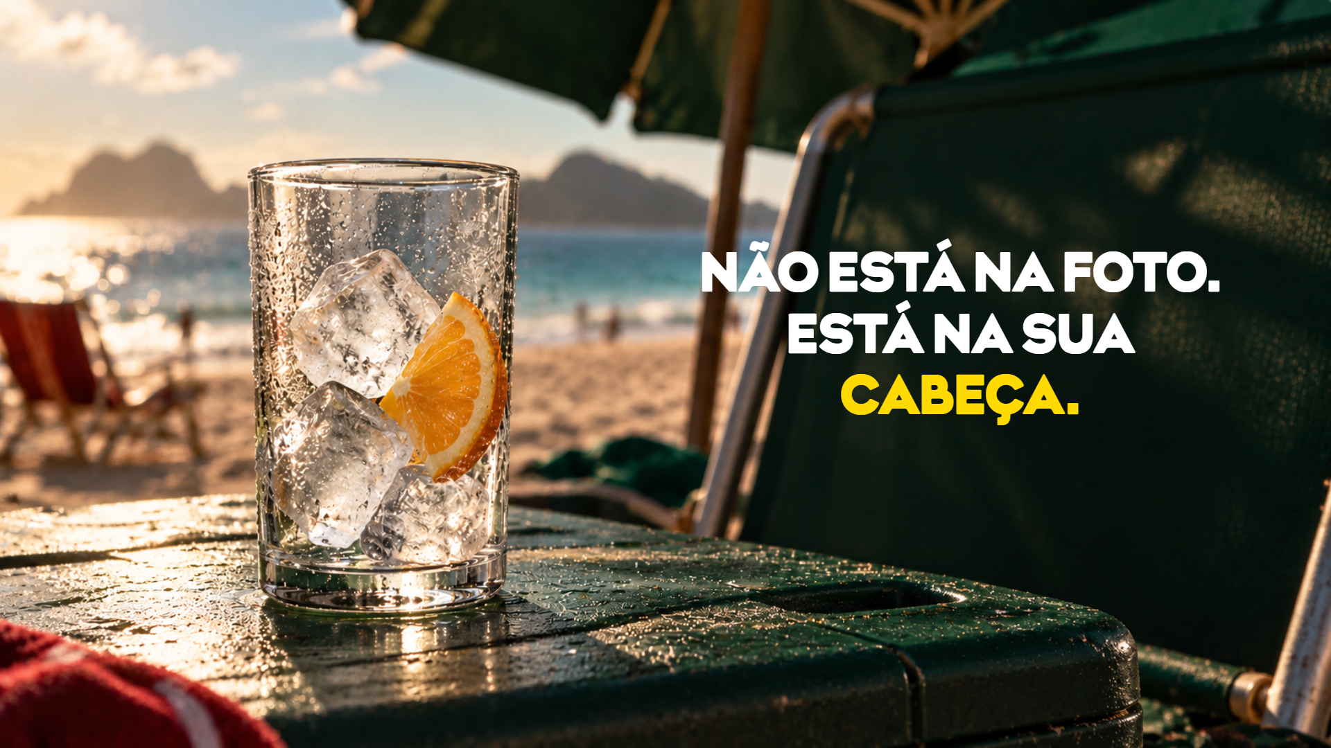 Copo com gelo e laranja na praia. Não está na foto. Está na sua cabeça.