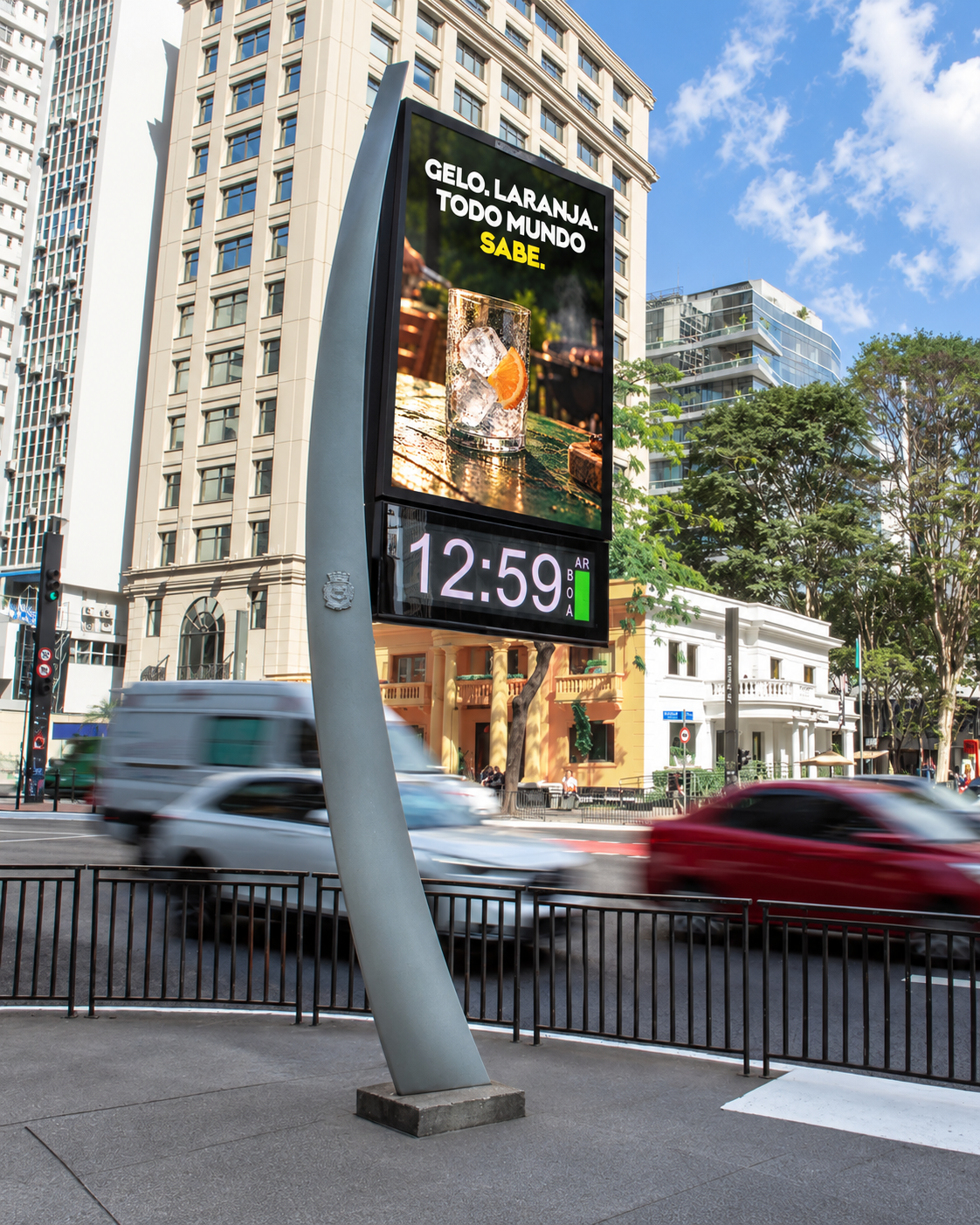 Estudo da peça de churrasco em um relógio de rua na Avenida Paulista.