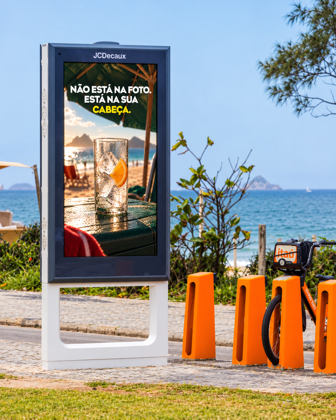 Estudo da peça de praia em um painel na orla, ao lado de bicicletas.