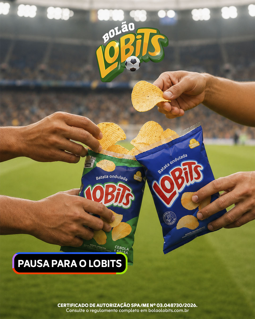 Mãos compartilhando os salgadinhos no estádio: Pausa para o Lobits.