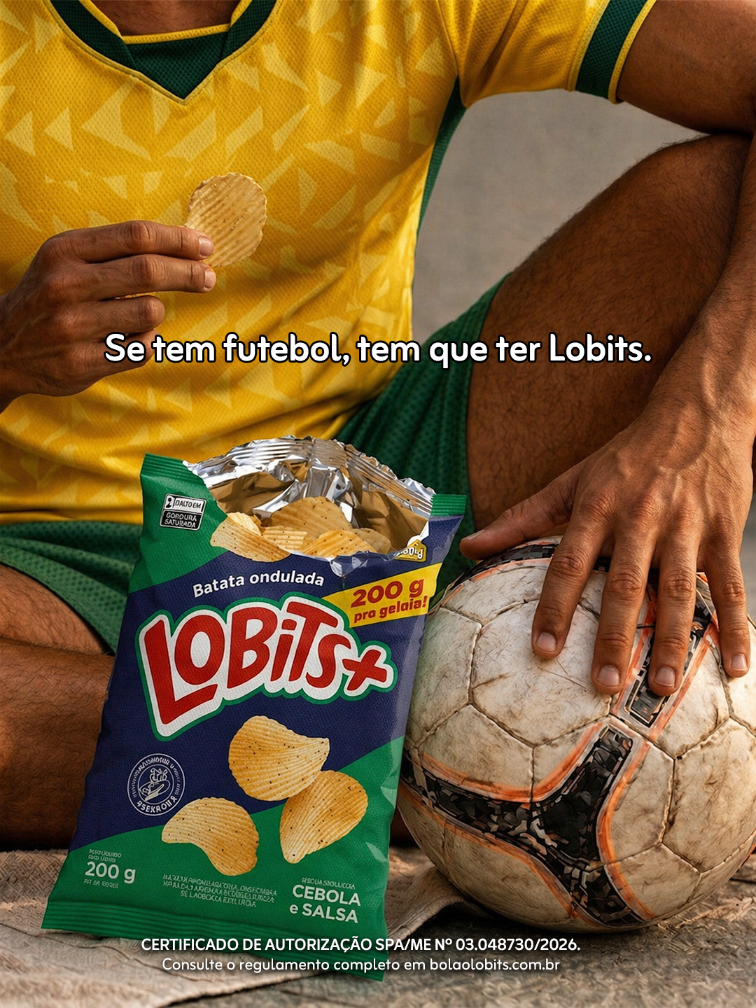 Torcedor com uniforme brasileiro, bola e Lobits: Se tem futebol, tem que ter Lobits.