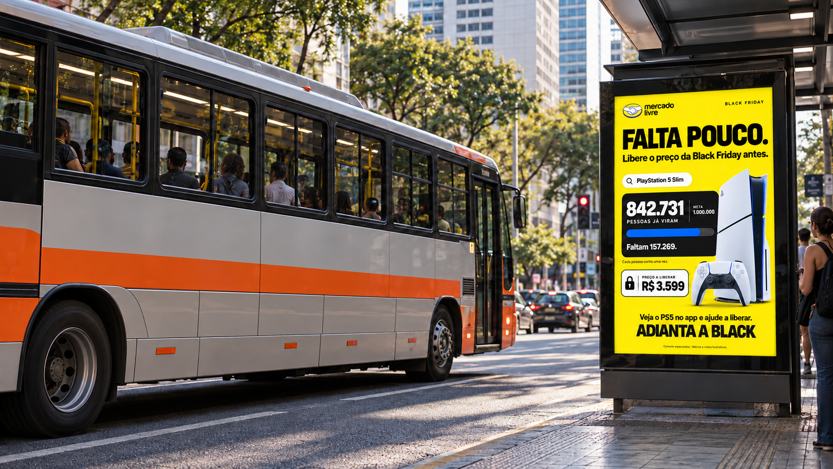 Mockup com PS5 no painel do ponto de ônibus. O veículo aparece sem publicidade.