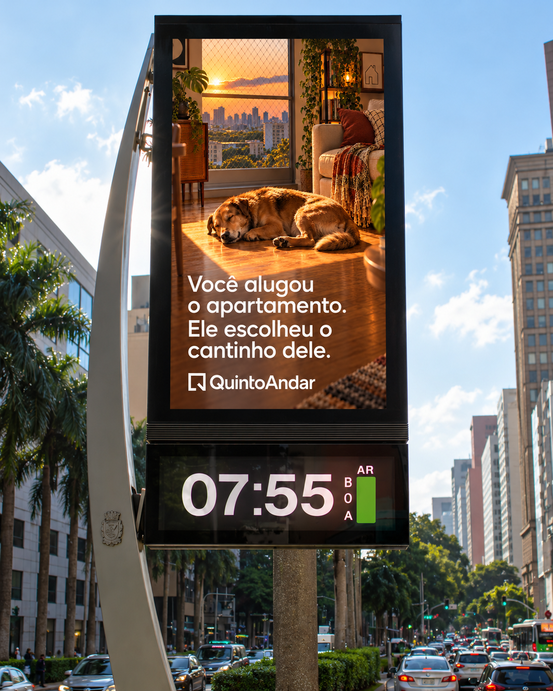 Mockup de relógio de rua com o cachorro dormindo na sala e a frase Você alugou o apartamento. Ele escolheu o cantinho dele.