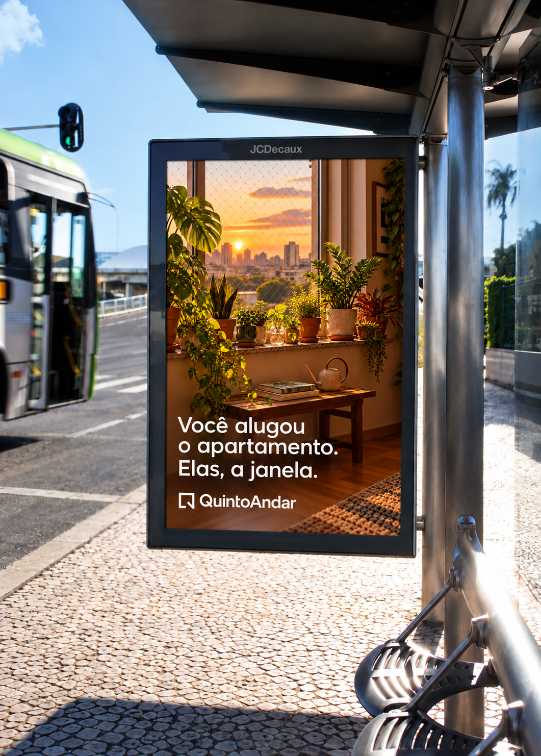 Mockup de abrigo de ônibus com a peça das plantas na janela.