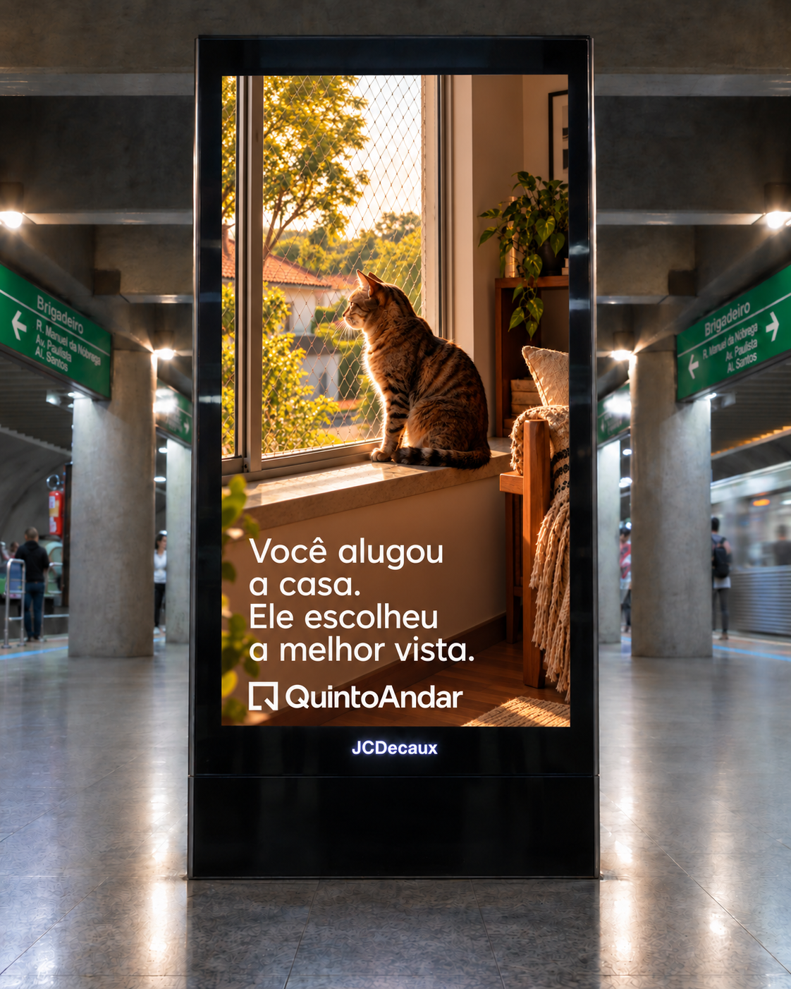 Mockup de painel vertical na estação Brigadeiro com a peça do gato na janela.