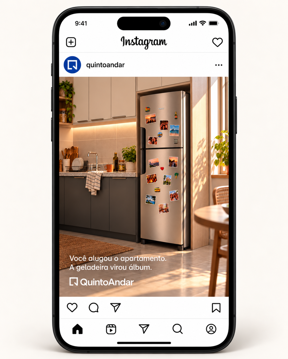 Mockup de post no Instagram com a geladeira coberta de fotos e a assinatura QuintoAndar.