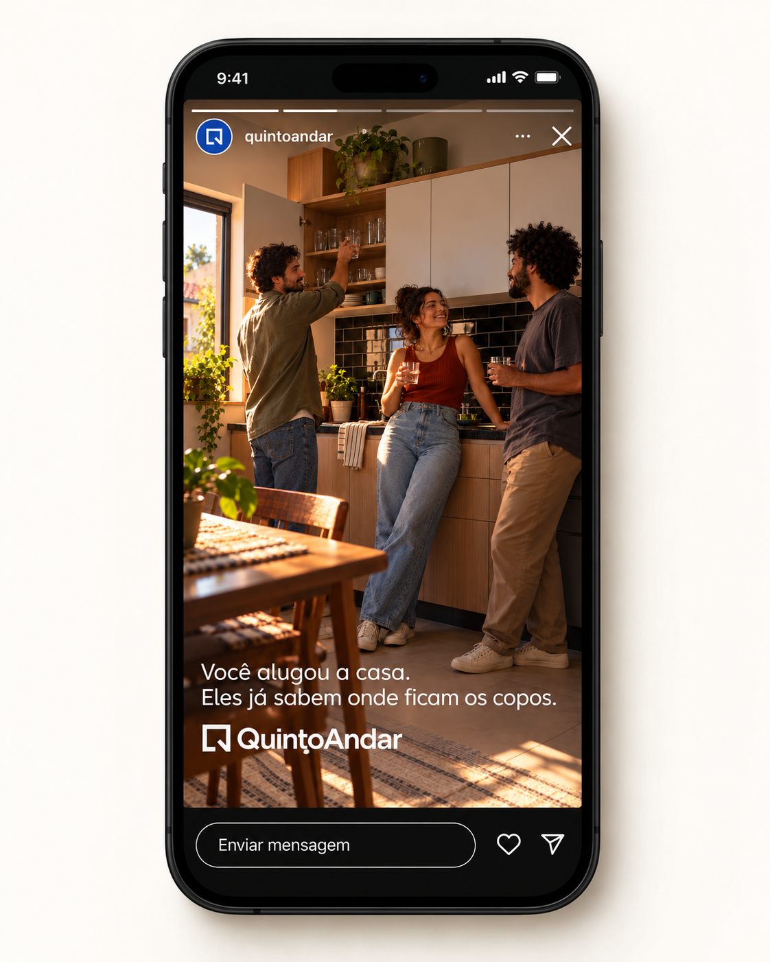 Mockup de story no Instagram com os amigos na cozinha e a assinatura QuintoAndar.