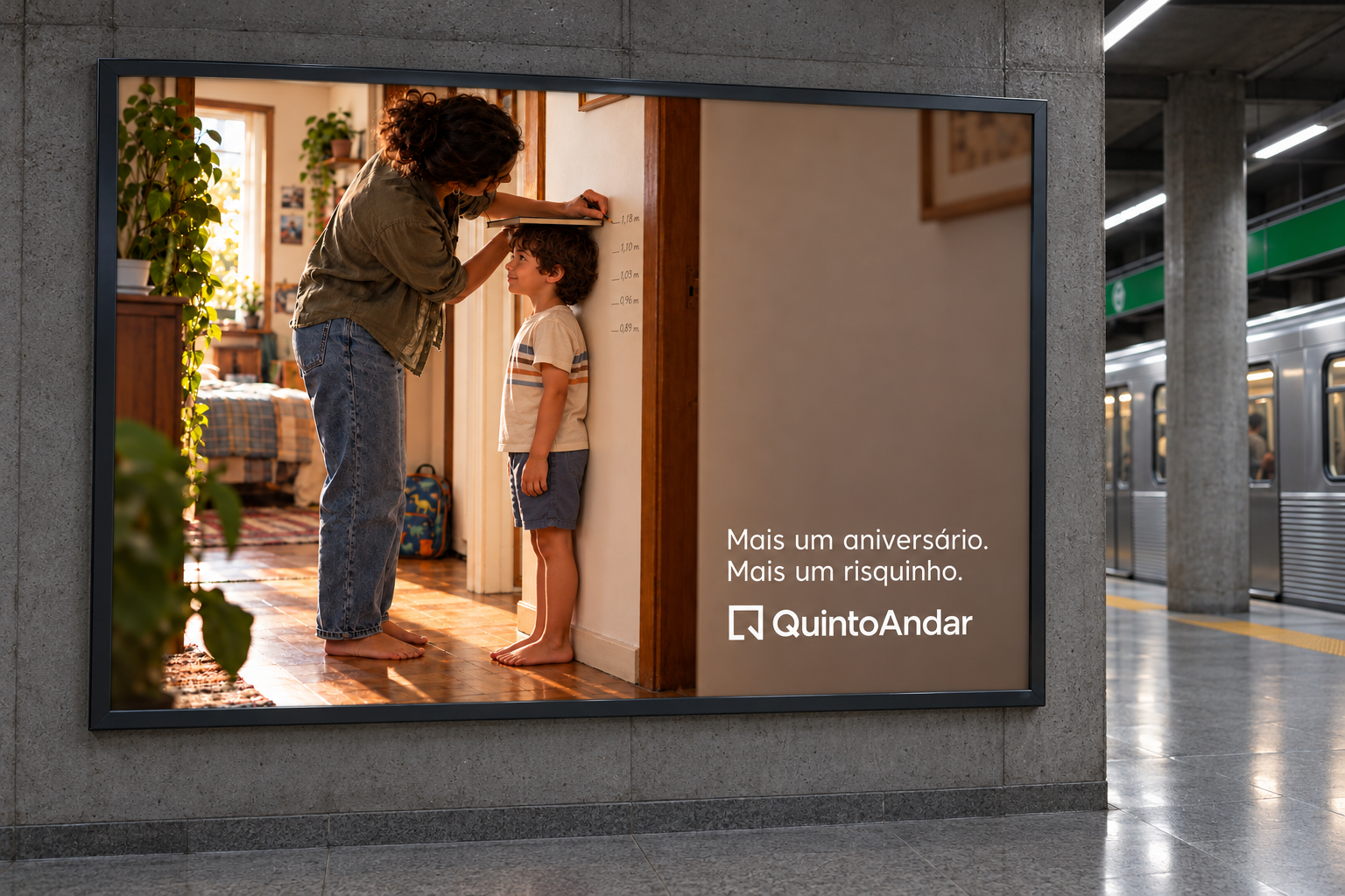 Mockup de painel horizontal na plataforma do metrô com a peça Mais um aniversário. Mais um risquinho.